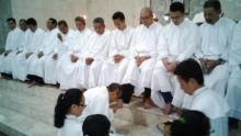 Pastor Paroki Ini Cium Kaki Umatnya saat Perayaan Misa