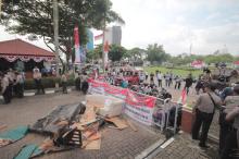 Gerbang BP Batam Dilempari Sofa dan Lemari Rusak Akibat Banjir