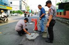 Saat Polisi Tanjungpinang Turun Tangan Tambal Jalan Berlubang