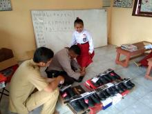Personel Polres Lingga Sambangi Sebayur, Bagikan Sepatu Gratis ke Pelajar