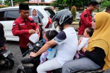 Polres dan Jurnalis di Tanjungpinang Bagikan Puluhan Paket Takjil ke Pengendara