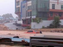 Foto: Mobil Terjebak Banjir Lumpur di Lubuk Baja