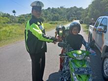 Pilih Terima Bunga Mawar atau Ditilang?