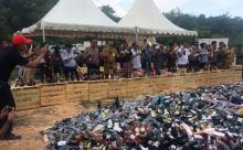 Jaksa Musnahkan Ribuan Botol Mikol di Lahan Haji Toyib