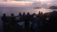 Menikmati Kopi Pantai Bercampur Sunset di Tanjungpinang