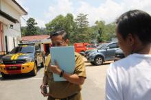 Usai Diperiksa KPK Terkait Nurdin Basirun, Sardison Ketakutan Tutupi Wajah Pakai Map