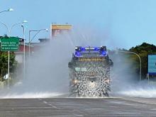 Mobil Water Canon Semprot Disinfektan Kawasan Batam Centre