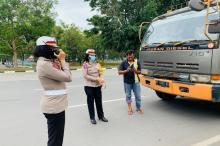 Truk Bermuatan Lebih Tanpa Pengawalan Polisi Siap-siap Kena Tilang