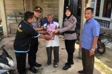 Polsek Daik Lingga Bagi Puluhan Paket Sembako untuk Warga Kurang Mampu