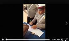 [VIDEO] Aksi Pengendara vs Polisi Saat Tilang Bikin Heboh
