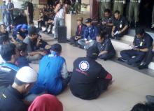 Buruh Demo Sambil Lesehan dengan Walikota Batam