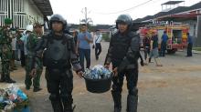 Warga Lemparkan Bom Molotov ke Aparat dan Atap Rumah