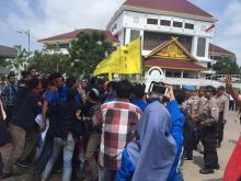 Blokade Jalan Engku Putri, Aksi Mahasiswa di Batam Nyaris Bentrok dengan Polisi