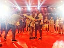 Tangis Haru Karyawan Banyan Tree Hotel Raih Hadiah Mobil