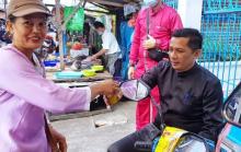 Saat Bupati Meranti Ajak Warga Minum Jamu Gratis di Pasar Imam Bonjol