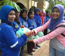 Jupe  dan Alfamart Bagi-bagi Sembako untuk Perempuan Pengawal Kebersihan Batam