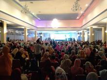 Penonton Berjejal di Hotel CK Jelang Konser Opick-Sabyan