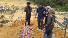 Para Sahabat Feby Tak Henti Menangis