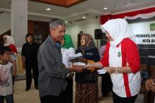 Kaum Disabilitas Dapat Bingkisan di HUT DPRD Kota Batam