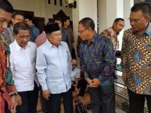 Warga Lingga Antusias Tunggu Jusuf Kalla