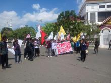 Ditolak Masuk ke Gedung Dewan, Mahasiswa Malah Blokir Jalan Engku Putri
