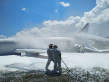 Petugas PKP-PK Hang Nadim Sigap Padamkan Rajawali Air yang Terbakar