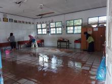 Bangku-bangku Sekolah di Bintan Rusak Terendam Banjir