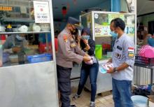 Polsek Bengkong Bagi-bagi Masker Tekan Penyebaran Corona di Batam