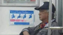 Pria Mirip Soeharto Duduk Manis di KRL, Dunia Medsos Heboh