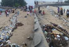 Pulau Putri Diserang Berton-ton Sampah Plastik