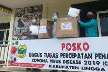Tionghoa Singkep Bersatu Serahkan Bantuan APD untuk Tim Gugus Tugas Covid-19 Lingga