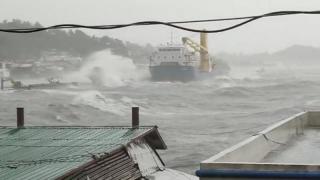 Badai Surigae Hantam Pesisir Timur Filipina