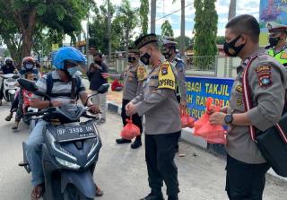 Kapolres Karimun Bagi Sembako ke Tukang Becak