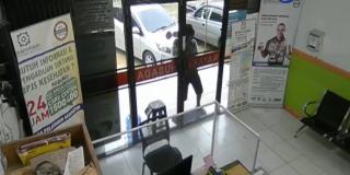 Seorang Pria Terekam Kamera Onani di Depan Pintu Klinik Batuaji
