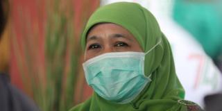 Gubernur Jatim Khofifah Tahan Tangis Gendong Bayi Anak Kru KRI Nanggala-402