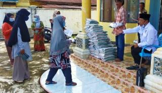 Pakai Duit Pribadi, Legislator Meranti Bagikan Bingkisan Jelang Idul Fitri