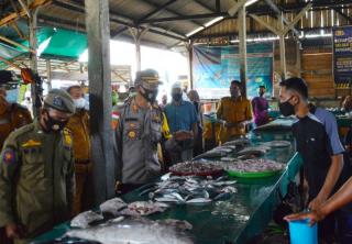 Bagi-bagi Masker di Pasar Ranai, Kapolres Natuna: Jangan Abai Prokes