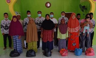 PGRI Lingga Utara Salurkan Sembako Bantu Sejumlah Warga Desa