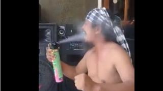 Viral Video Pria Semprotkan Racun Serangga ke Mulut, Begini Jadinya
