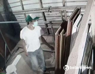 Terekam CCTV Maling Bobol Toko Perabotan Seken di Batuaji