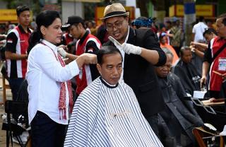 Kisah Tukang Cukur Presiden Jokowi yang Dijaga Paspampres