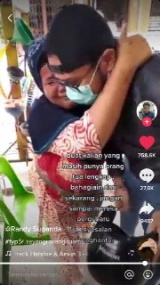 Viral Video Anak Beri Kejutan Untuk Ibu Saat Mudik Nyamar Jadi Customer Bensin Eceran