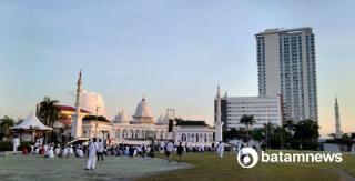 Gema Takbir Berkumandang, Warga Batam Padati Dataran Engku Putri