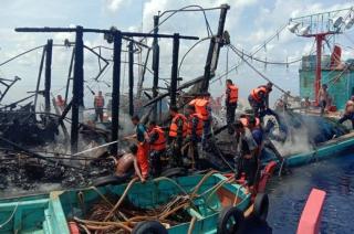 Kapal Pukat Lengkong Terbakar di Laut Natuna, 3 Orang Luka-luka