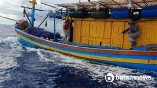 Petugas Bersenjata Lompat ke Kapal Asing yang Curi Ikan di Laut Indonesia