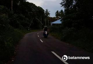 Warga Batu Hitam Keluhkan Jalan Menuju RSAU Natuna Gelap Gulita