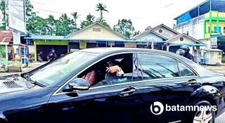 Warga Bintan Ini Girang Dapat Kaos Dilempar Presiden Jokowi saat Lewat