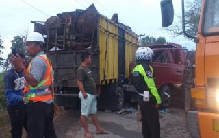 Kendaraan Ditumpangi Ansar Dihantam Truk Muatan Veiling Beton