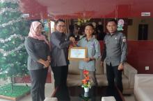 Bawaslu Lingga Beri AJI Tanjungpinang Penghargaan 