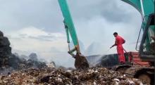 Belum Sepenuhnya Padam, Begini Penampakan di Dalam Pabrik PT Dehong yang Terbakar